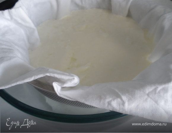 Вылейте сквашенное молоко на ткань. Вот что получилось.
