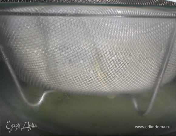 Оно должно постоять где-то 8 часов для отцеживания сыворотки, время может быть как больше, так и меньше. Периодически перемешивайте массу, дождитесь консистенции сметаны. 