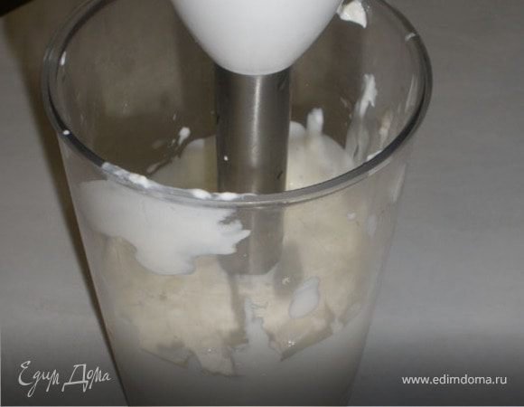 После этого переложите «сметану» в блендер, на этом этапе можно добавить молока в сметану, если решите, что она слишком густая. Взбейте сметану до однородного состояния. Перелейте в банку и дайте постоять в холодильнике еще ночь.