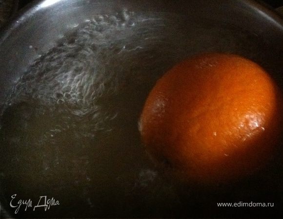 Сварите апельсин в течении 2-х часов. Когда апельсин полностью сварился до мягкости, разрежте его на кусочки, удалите семена и разбейте в блендере в кашу.