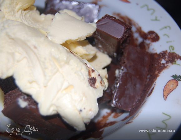 Шоколад с маслом растопите на водяной бане. Пока масса будет остывать – займемся яйцами.