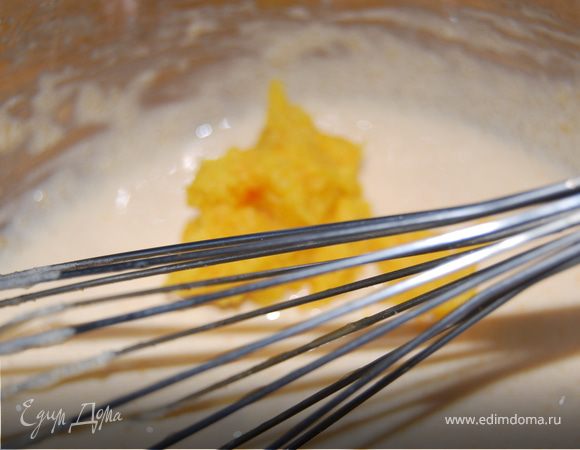 В желтки сначала добавить апельсин, тщательно все перемешать, потом шоколадно-масленную массу, все перемешать, затем аккуратно ввести белки. Для плотности можно добавить столовую ложку муки или миндальной крошки. Будет вообще…..