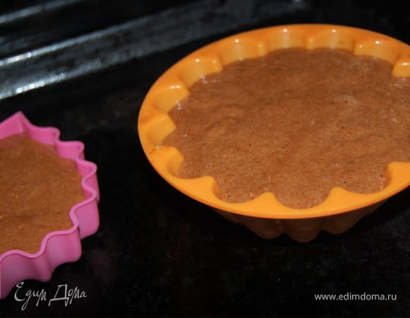 Выливаем в смазанную маслом и посыпанную сухарями или мукой форму. Скажу сразу – тут смеси хватит на фору диаметром 28 см, я брала половину, т.к. пекла впервые. Выпекаем на 180 градусах минут 30, серединка должна быть чуть жидковатая, иначе потом потрескается. Я брала силиконовые формы для кексов, формы маленькие испеклись быстрее, проверяем зубочисткой, но в готовом виде должно быть слегка сыровато