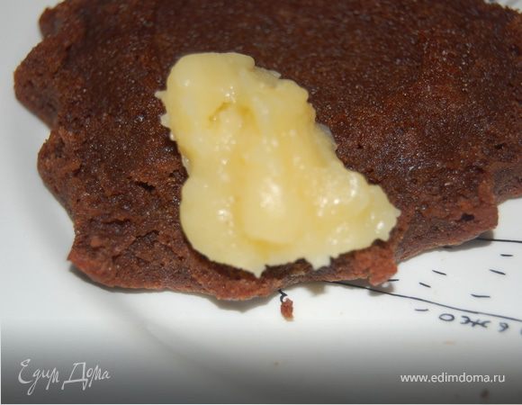 Для подачи очень хороши будут взбитые сливки, не важно, купите вы готовые или потрудитесь еще немножко сами. У меня еще от «Лимонного безумия» осталась капелька лимонного крема, но и без всяких сливок и крема вышло  сногсшибательно! Приятного всем аппетита