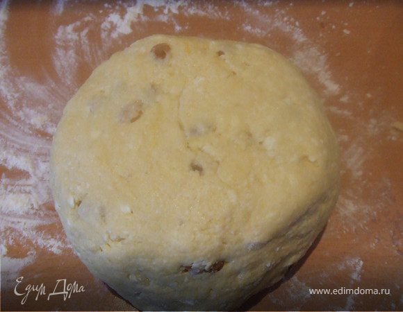 Масло растопить и охладить немного. Смешать творог, яйцо, масло, соль, сахар и изюм. Добавить просеянную муку и разрыхлитель. Быстро замесить тесто. Тесто достаточно мягкое, чуть липкое. 