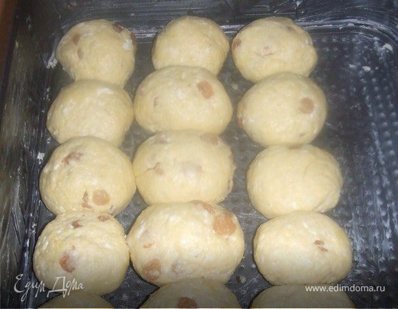 Раскатать колбаской и разрезать на 8 частей. Скатать круглые булочки. Выпекать при 180 градусах 15-20 минут. 