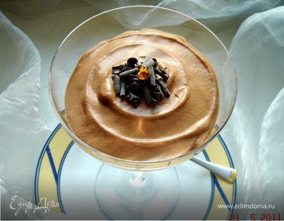 Крем с черносливовым пюре.Чернослив замочить в вине или коньяке на 30-40 минут,затем измельчите в блендере с добавлением воды(вино-6 ст.л.воды, коньяк-9ст.л.воды)до однородного состояния."Нутеллу"чуть прогреть(40-50*С),сливки взбить.Затем добавить пасту и смешать при помощи миксера.Выкладывать в креманку слоями,украсить по-вашему усмотрению.Остудить перед подачей.