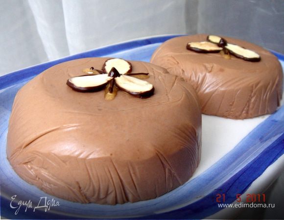 Приготовить ганаш:шоколад,сливки и сливочное масло разогреть и смешать до однородного состояния.Остудить и убрать в холодильник на 2-3 часа.Желатин замочить в 50 мл холодной воды до набухания, затем разогреть до 50-60*С.Приготовить крем,добавить желатин.Формы выстелить плёнкой,разложить часть крема,затем в середину начинкой выложить ганаш и опять крем.Убрать в холодильник на 1-2 часа.Перед подачей перевернуть формы на тарелку,снять плёнку,украсить на свой вкус.