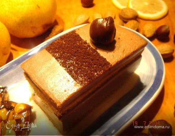 Приготовить тонкий бисквит по вашему рецепту на размер противня.Разрезать его на две равные части,пропитать кофе с коньяком.Соорудить вокруг части бисквита бортики(из фольги или картона,затянутого плёнкой).Приготовить крем с желатином.2/3 крема выложить на бисквит,накрыть вторым бисквитом и распределить оставшийся крем по поверхности.Убрать в холодильник на 1-2 часа.Перед подачей острым ножом разрезать коржи на пирожные и украсить.