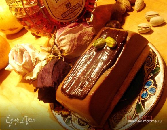 Приготовить крем с желатином.Форму для кекса застелить плёнкой.Выложить в форму крем,а поверх крема палочки "савоярди".Охладить.Перед подачей перевернуть на блюдо,снять плёнку,украсить орехами в шоколаде и без,молотым кофе,школадной стружкой и т.д.,подавать так или разрезать на пирожные.Приятного аппетита!