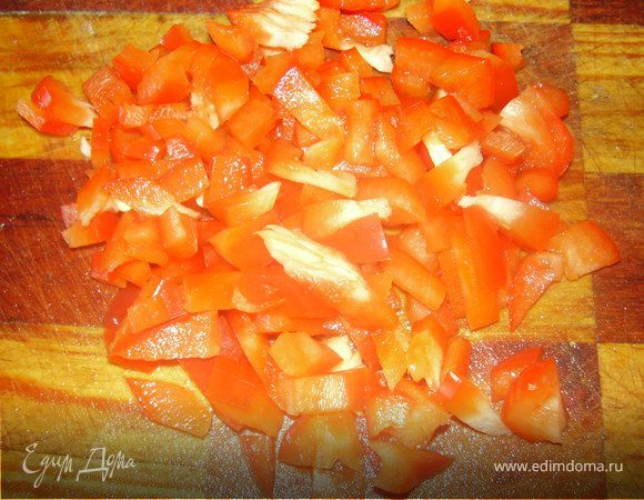 Перец паприка нарезаем мелкими кубиками.Добавляем в смесь с огурцом.