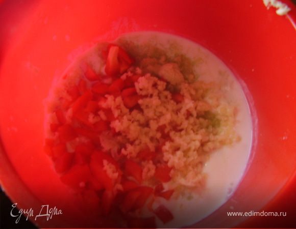 Чеснок измельчаем на чеснокодавке и бросаем к йогурту со сметаной.