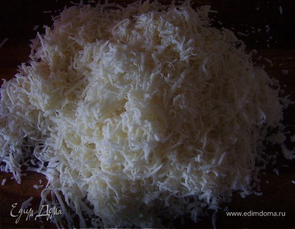 Брынзу натираем на мелкой терке.Добавляем.