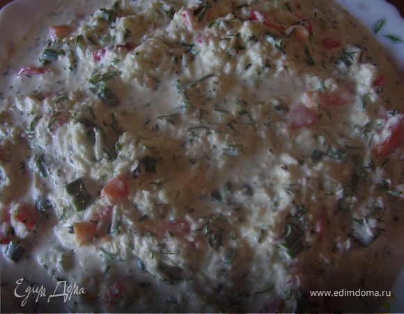 Зелень мелко нарезеем,выкладываем к общей массе.Солим ,перчим,добавляем 1 ч.ложку оливкового масла.Хорошо перемешиваем.