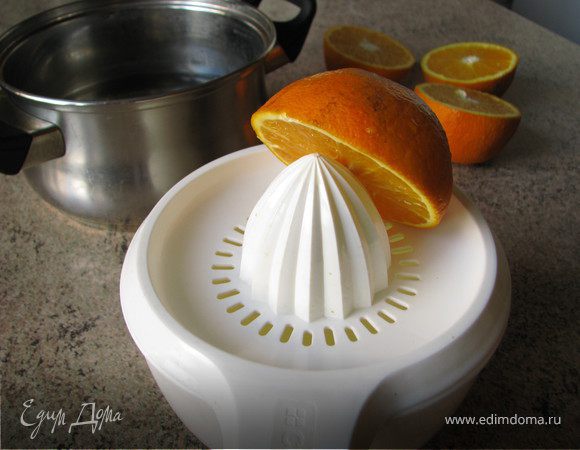 Замочить пластинки желатина в холодной воде на 10 минут. Отжать сок двух апельсинов (должно получиться около 250мл)