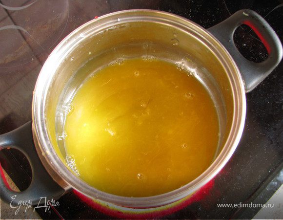 Набухший желатин достать из воды, отжать и залить апельсиновым соком. Поставить на плиту, разогревать постоянно помешивая. Ни в коем случае не дать закипеть!