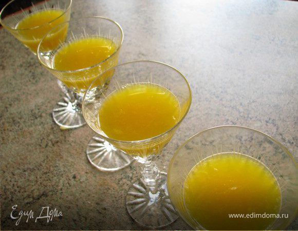 Разлить желе по бокалам и поставить в холодильник