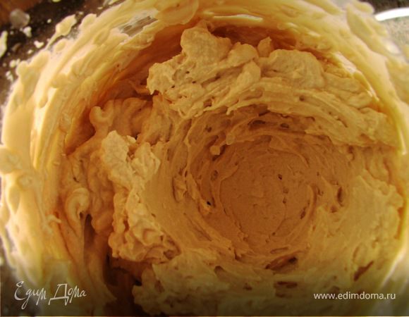 Взбить миксером сливки, кофе и сахар до густоты крема