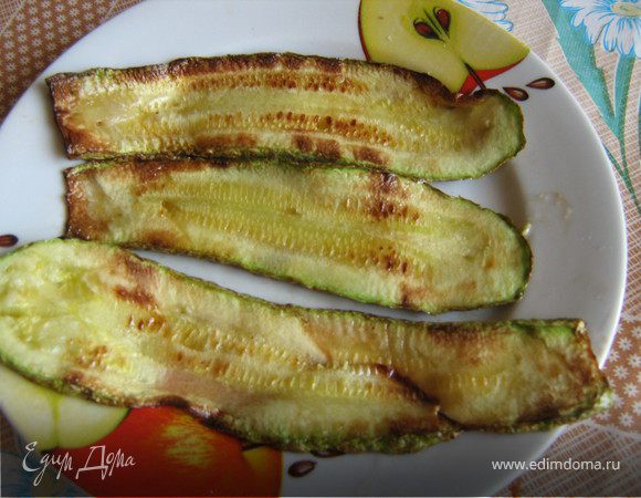 Молодые кабачки вымыть ,отрезать кончики и нарезать вдоль на пластины,посолить ,поперчить и обжарить в разогретом растительном масле с двух сторон,готовые пластины остудить.