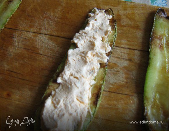 Каждый пласт смазать творожным сыром,
