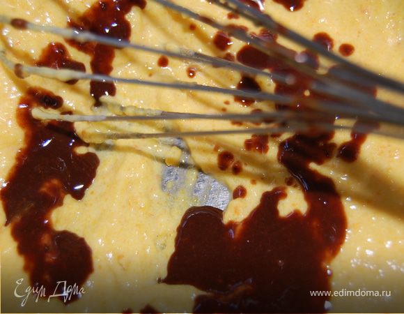 Забегая вперед скажу, что сначала не поняла задумки автора - зачем так долго издеваться над апельсином. Потом уже, в процессе наслаждения результатом выяснилось, что как бы я не старалась превратить вареный апельсин в кашу, все равно остались крохотные кусочки шкурки, и вот они то и делают этот десерт просто Безумно вкусным!