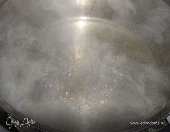 Взять большую кастрюлю, налить воды, посолить щедро, поставить на огонь, пока вода закипает, займемся тестом.