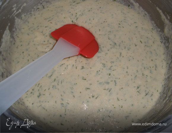 Яйца взбить, добавить молоко, хорошо взбить, добавить муку, манку, разрыхлитель, мелко рубленный укроп, соль и перец, перемешать, чтобы не было комочков. Тесто должно быть как на оладьи, если получилось жиже, добавьте муки.