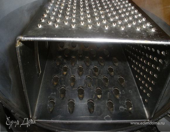 Теперь, если есть специальное приспособление для шпецле воспользуйтесь им. У меня нет такого, поэтому воспользуемся большой теркой, вернее ее обратной стороной. Ставим терку на кастрюлю. 