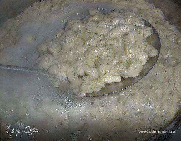 Придется сделать несколько подходов, если продавить слишком много теста сразу оно собьется большими комками. Даем закипеть воде со шпецле и немного покипеть. Вылавливаем их шумовкой и выкладываем на дуршлаг.