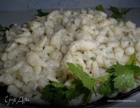 Выкладываем наши шпецле на тарелку и кладем небольшой кусочек масла. Приятного аппетита.