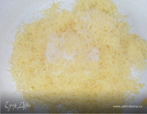 Сыр натереть на мелкой терке.
