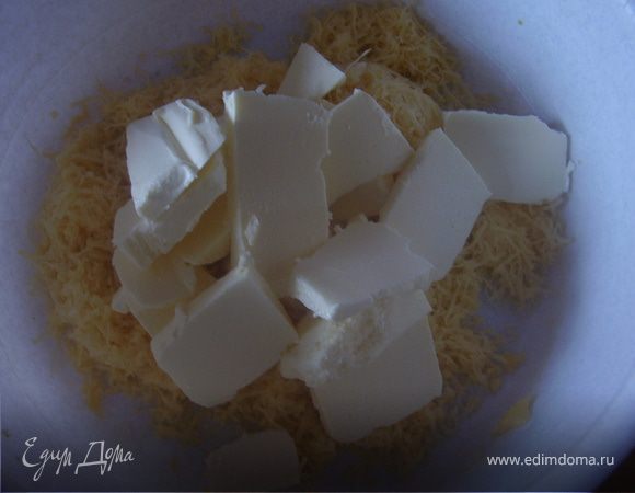 Добавить соль,нарезанное кусочками сливочное масло.Хорошо растереть.