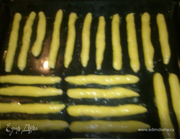 Добавить паприку,муку.Замесить тесто,завернуть в пленку и оставить в холодильнике на 1 час.После этого из теста скатать на посыпанном мукой столе палочки как карандаш.