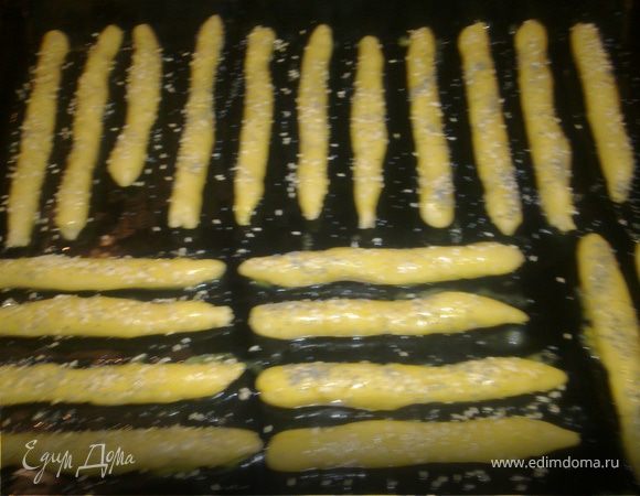 Яйцо взбить с 1 чайной ложкой воды,смазать этой смесью наши палочки,хорошо присыпать кунжутом.