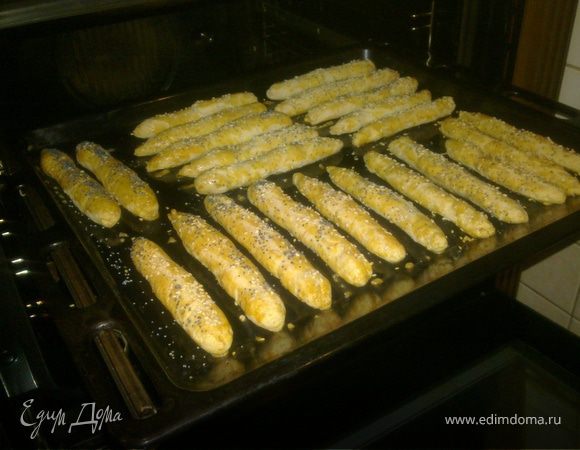 Духовку нагреваем до 200 градусов,поставить лист в духовку и выпекать 20-25 минут до золотистого цвета.