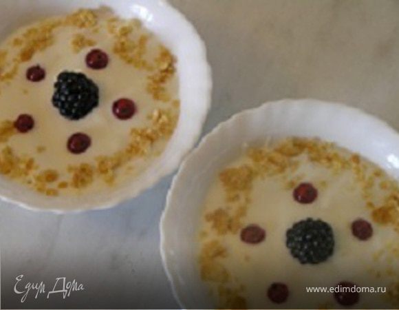Сливки взбить c йогуртом, добавить ягоды (часть оставить для украшения), перемешать. Разложить по креманкам, украсить ягодами и печеньем. Охладить.