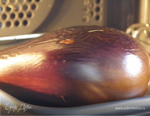 Баклажан вымыть, проколоть в нескольких местах и поставить в духовку, разогретую до 200 градусов, на 40-50 минут.