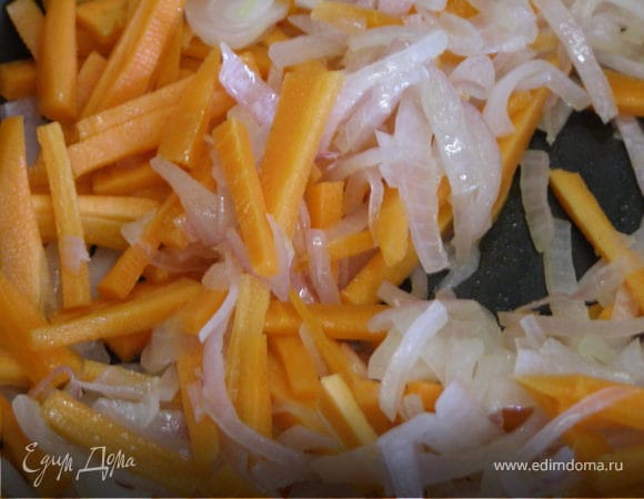 Разогреть на сковороде сливочное и оливковое масло. Слегка обжарить лук (до исчезновения характерного запаха горечи), добавить нашинкованную морковь. Прожарить овощи минут 5 на сильном огне. Затем добавить соевый соус, чеснок, перемешать и накрыть крышкой. Огонь убавить. Жарить до готовности овощей.