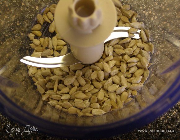 Семечки измельчить в блендере.