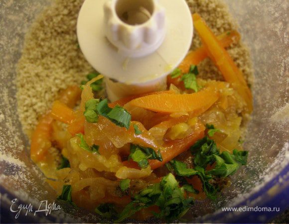 Добавить в блендер остывшие овощи и нашинкованную зелень. Взбить.