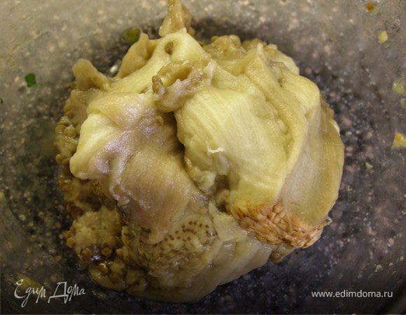 Готовый баклажан очистить от кожуры и как следует отжать.