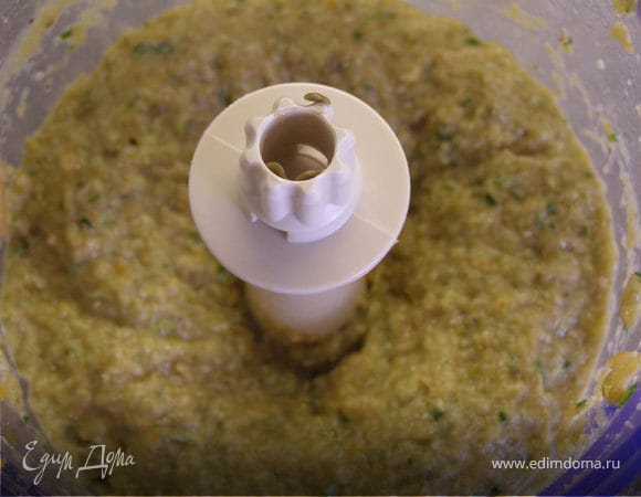 Добавить мякоть баклажана к остальным овощам и взбить блендером до однородной массы. По вкусу посолить и поперчить.