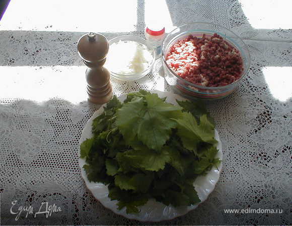 Сделать фарш. Смешать фарш с луком, добавить в него предварительно отваренного до полуготовности риса и специи