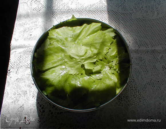 Равномерно выкладываем фарш и итак 3 слоя,закрываем,смазываем сливочным маслом и сверху закрываем фольгой.