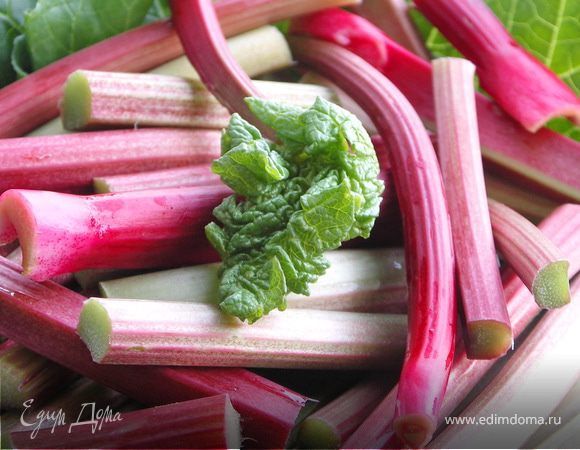 А ещё из ревеня можно сварить конфитюр.Мне жалко было срезать розовую шкурку и я покрошила ревень прямо с ней.Удалив только самые грубые части.
