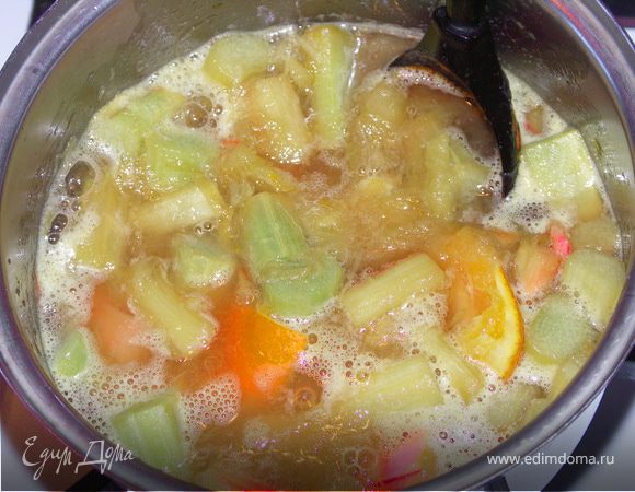 Засыпаем ревень сахаром.Выжимаем сок из одного апельсина на ревень и туда же кладём шкурку от апельсина крупно порезанную.Ставим на очень маленький огонь.