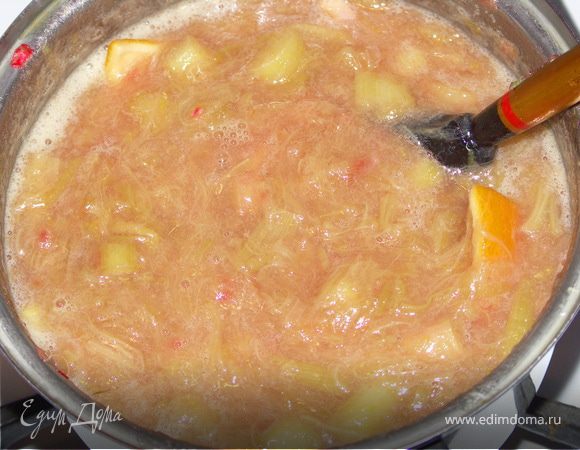 Томим на маленьком огне до полного размегчения ревеня.Стараемся не доводить до кипения.У меня это заняло около часа.В процессе томления попробуйте конфитюр,может потребуется добавить сахар.