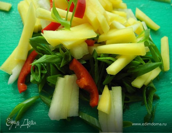 Почистить манго и грушу  порезать на тонкие полоски. Порезать лук перышками. Очистить перец чили от семян, мелко нарезать. 