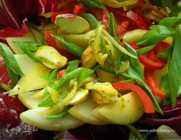 Смешать лаймовый сок, цедру,  оливковое масло,  соль, молотый черный перец, немного взбить до однородности. На блюдо выложить листья салата, сверху манго, грушу, перья лука, чили, посыпать фисташками и полить соусом.