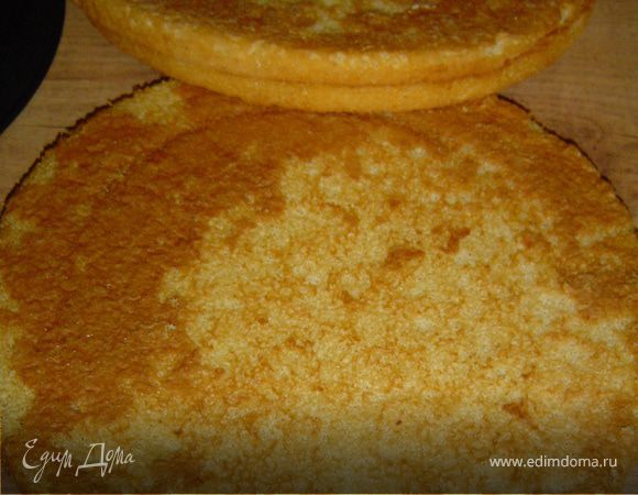 Начинаем приготовление торта с коржей, для этого яйца взбиваем с сахаром добела, затем добавляем муку и ванилин. Соду гасим кефиром и выливаем  в  тесто.Все хорошо взбиваем. Делим тесто на 3 части и каждый корж выпекаем отдельно при температуре 180 гр. до золотистого цвета.
 Пока пекутся коржи готовим кремы и желе. Для приготовления желе я брала готовый клубничный порошок, разбавляла его в 200 мл кипятка, размешивала, дала ему остыть и заполнила форму, после чего отправила в холодильник застывать.
 Теперь приступаем к приготовлению первого крема. Клубнику промыть водой, обсушить и размять вилкой.Добавить сахар и мешать до тех пор, пока сахар не растворится. Желатин замочить в холодной воде, развести на горячей водяной бане и смешать с клубничным пюре. Сливки взбить в крепкую пену и заправить ванильным сахаром. Помешивая, соединить клубничное пюре со взбитыми сливками. Крем готов.
 Теперь готовим следующий крем. Для этого молоко и сахар нагреваем, размешиваем до полного растворени сахара, после чего вводим в заранее взбитое яйцо тонкой струйкой во избежание заварки яйца. Полученный  сироп охлаждаем до состояния парного молока. В размягченное масло постепенно небольшими порциями вливаем сахарный сироп при интенсивном помешивании крема и взбиваем до пышности, добавляя ванильный сахар.
 Все составляющие торта подготовлены и мы приступаем к сборке. Кремом №1 смазываем два коржа, накрываем третьим, а сверху в центр выкладываем желе. Бока и свободную часть верхнего коржа смазываем кремом №2 и отправляем в холодильник на 30 минут, а затем украшаем торт клубникой, коктейльными вишнями и листьями мяты.
 Торт готов! Приглашаю Всех к столу!
